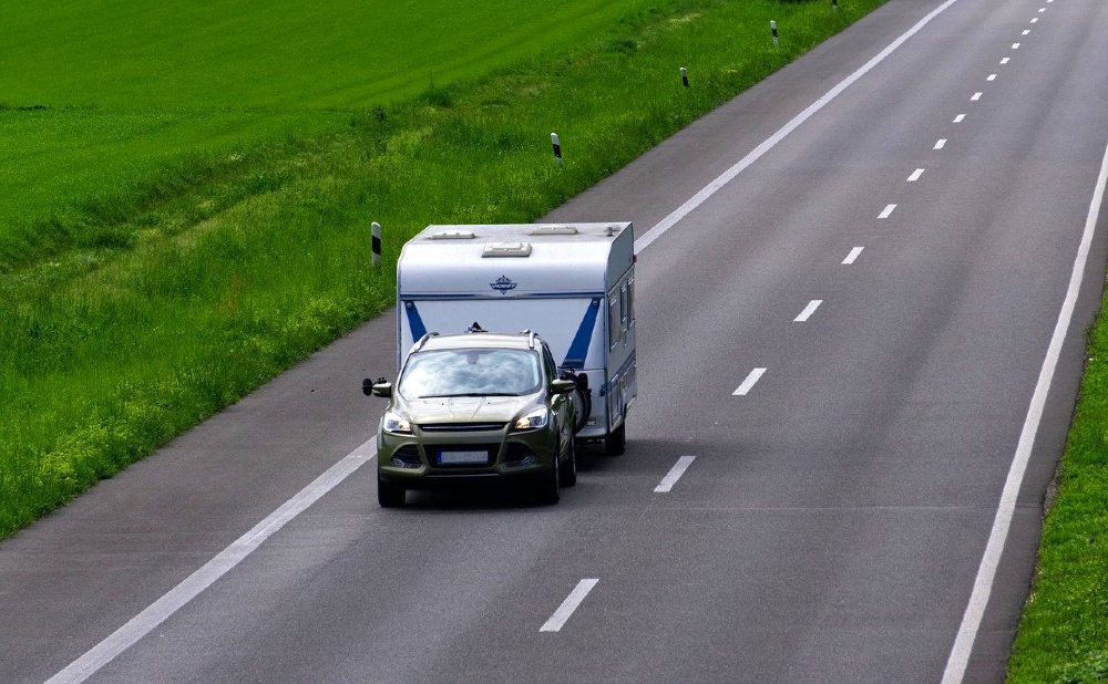 Auto mit Caravan-Anhänger